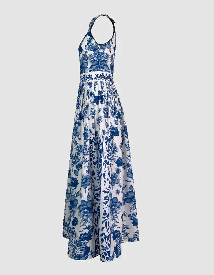 Anmutiges blau-weißes Neckholder-Kleid mit floralem Porzellanmuster