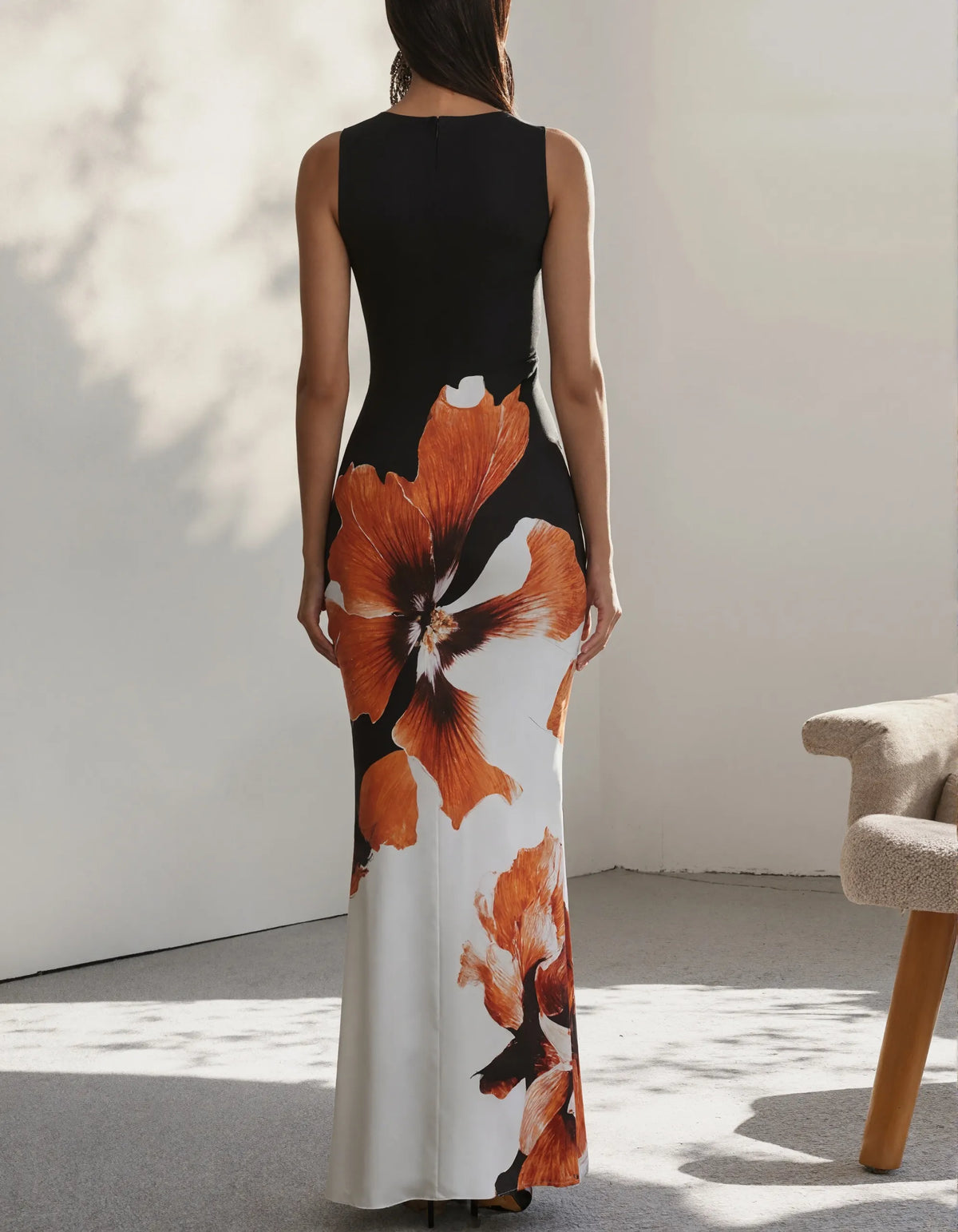 Rochie elegantă de seară, maxi, fără mâneci, cu imprimeu floral și închidere tip înfășurare