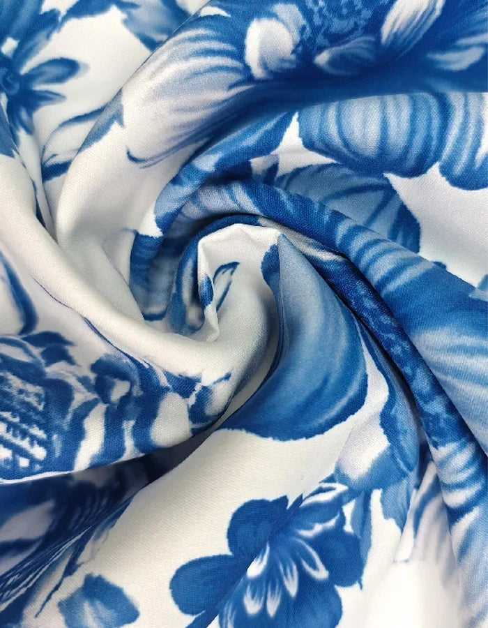 Anmutiges blau-weißes Neckholder-Kleid mit floralem Porzellanmuster