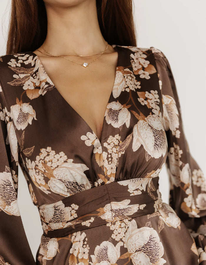 Robe maxi imprimée en satin moka