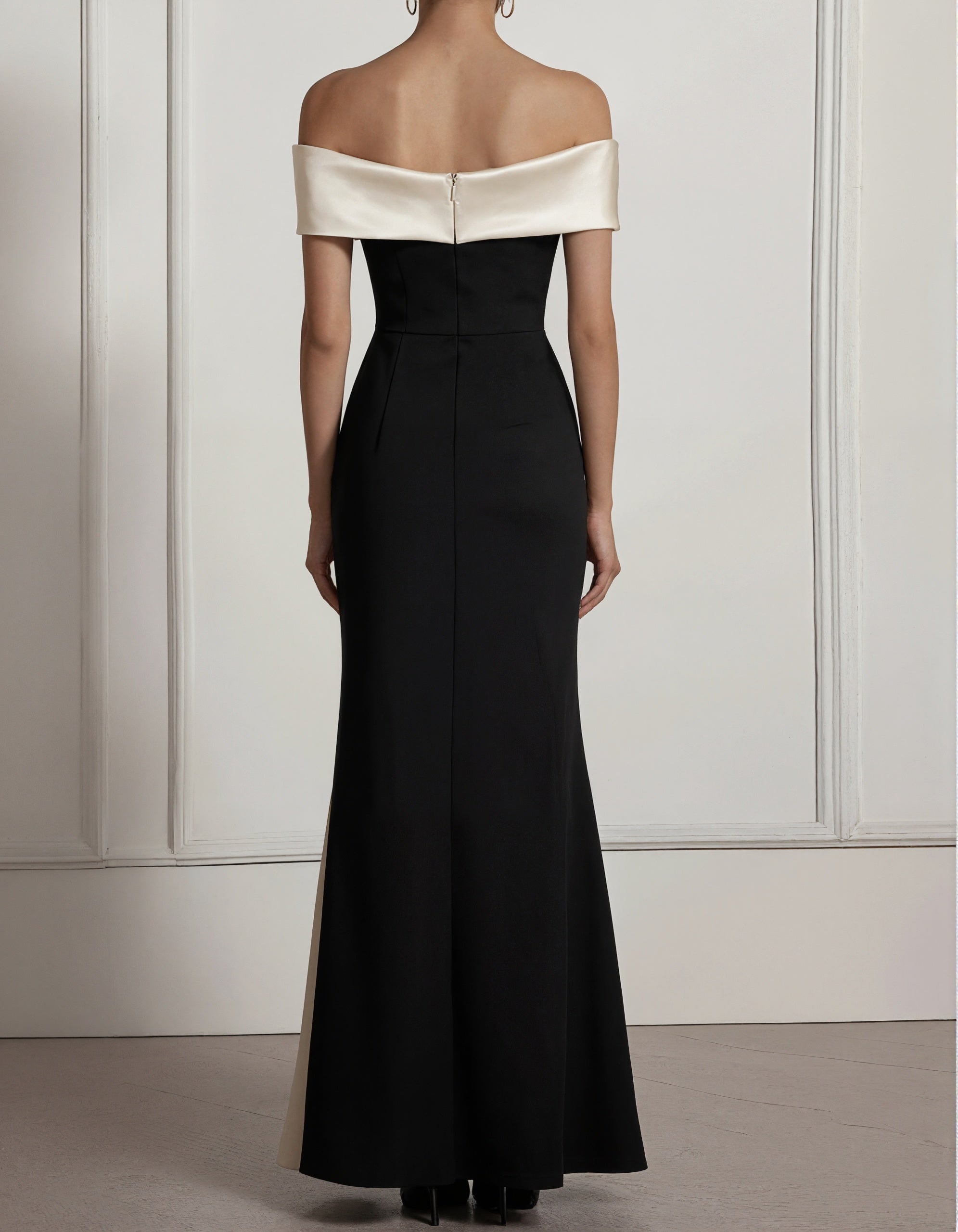 Vestido Maxi Preto com Ombros Descobertos e Fendas Laterais