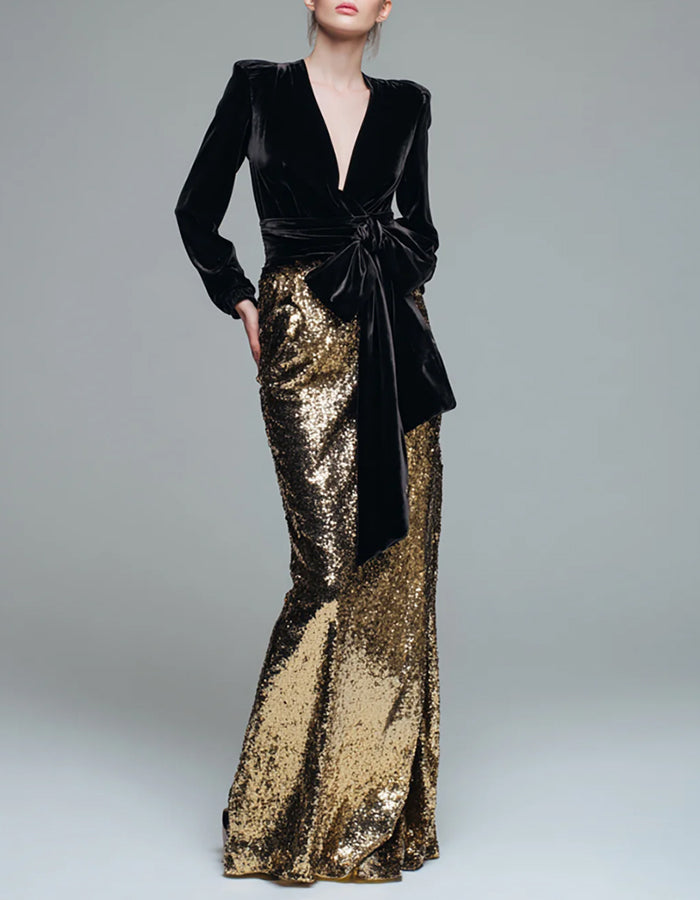 Vestido maxi preto e dourado brilhante com lantejoulas, mangas compridas e laço
