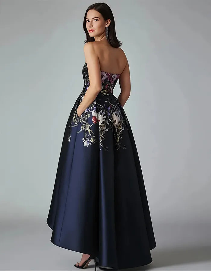 Elegantes marineblaues Satin-Abendkleid mit trägerlosem floralem Oberteil und High-Low-Saum