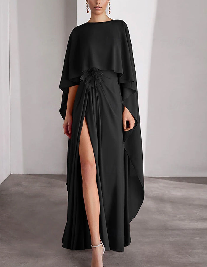 Robe cape en mousseline rouge rose avec fente haute et détails en plumes