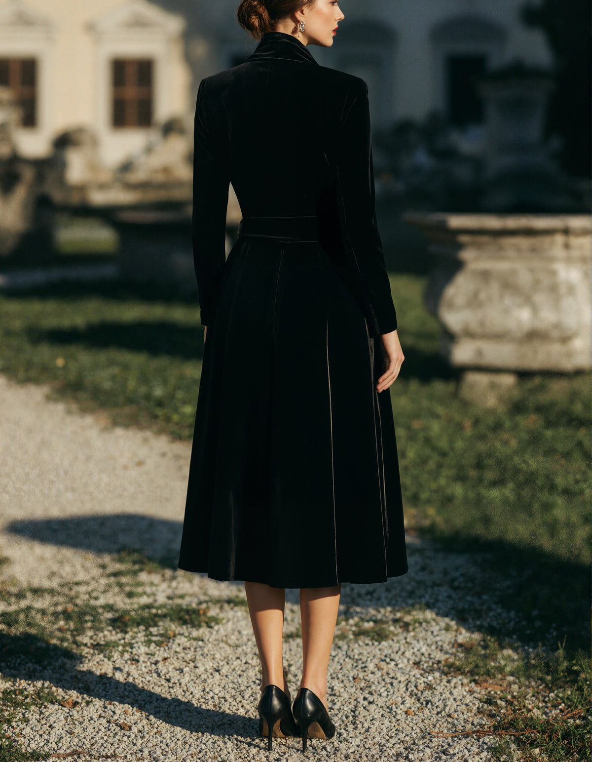 Schwarzes Midikleid aus Samt mit langen Ärmeln