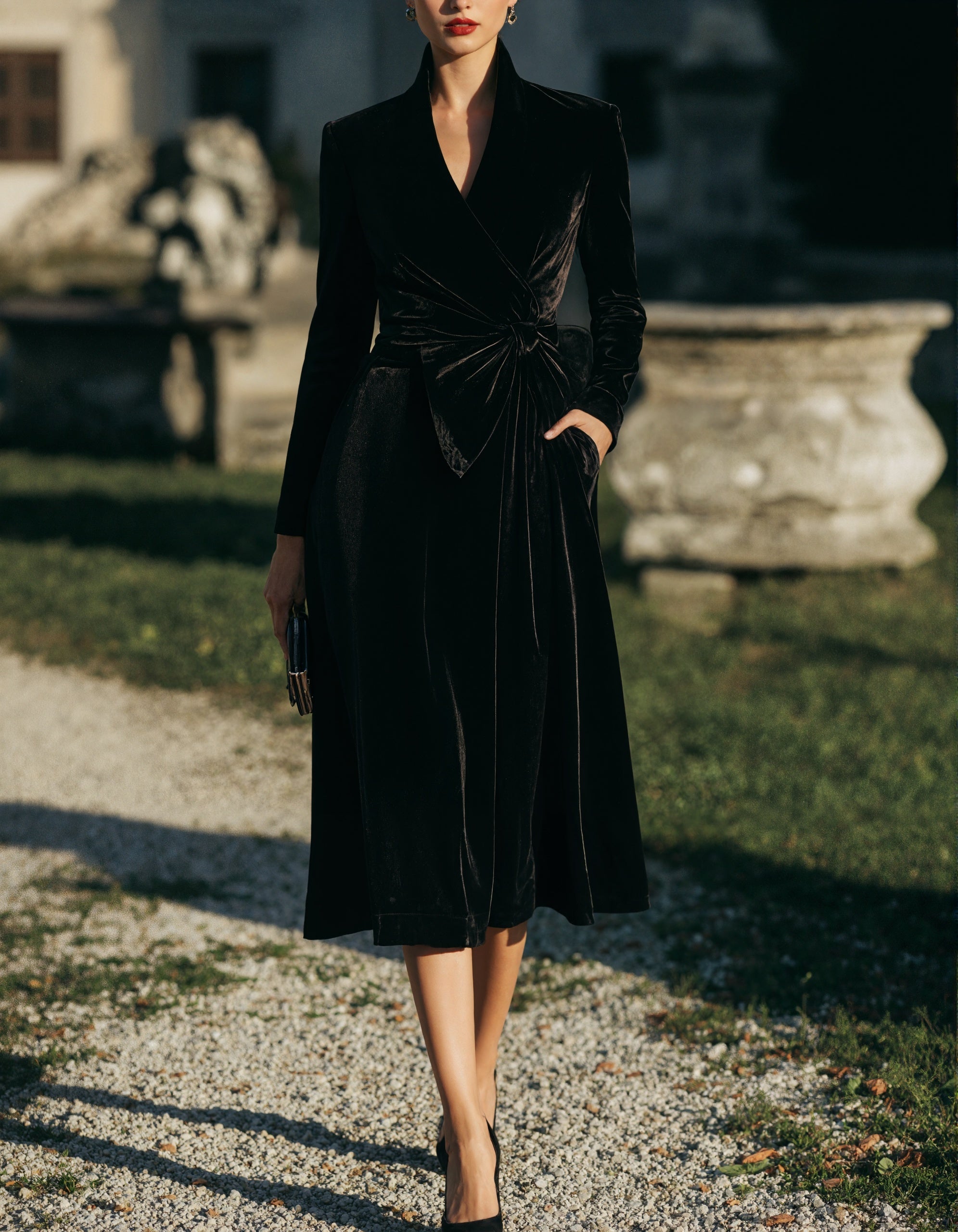 Vestido midi de terciopelo negro con mangas largas