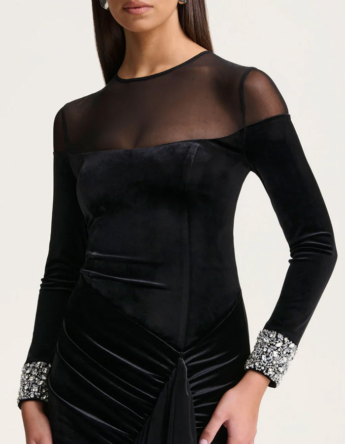 Abito lungo in velluto nero con scollo rotondo, patchwork e rete