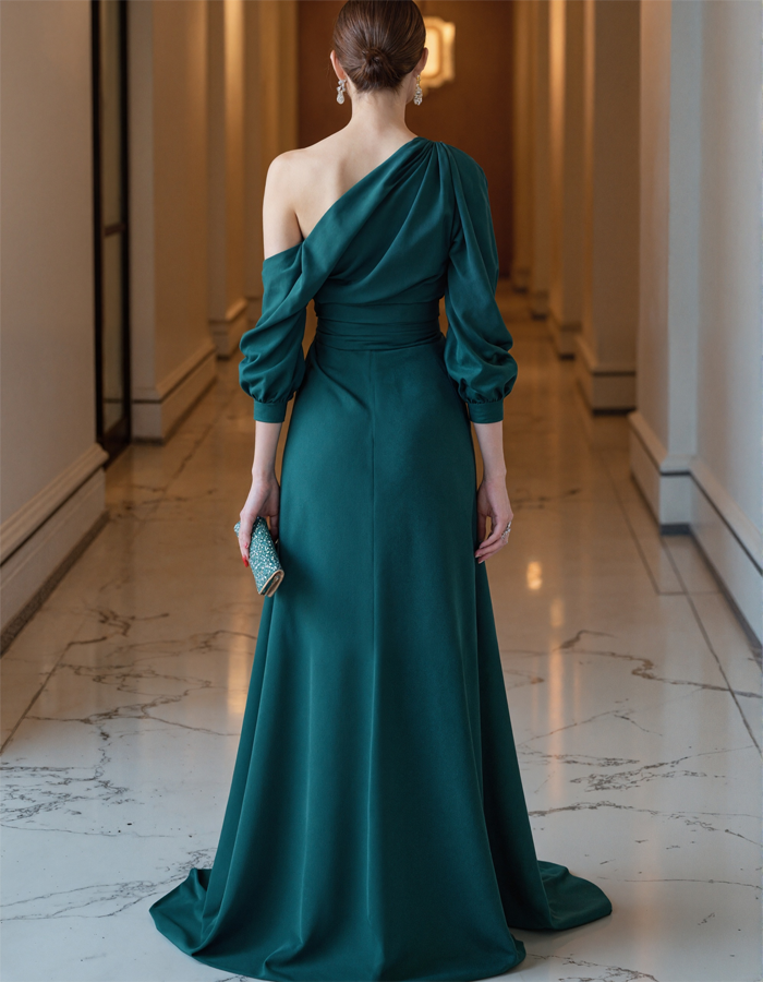 Robe de soirée longue en satin drapé à une épaule
