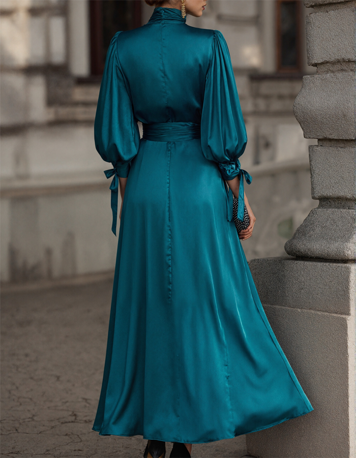 فستان ماكسي ساتان بياقة عالية وخصر محدد