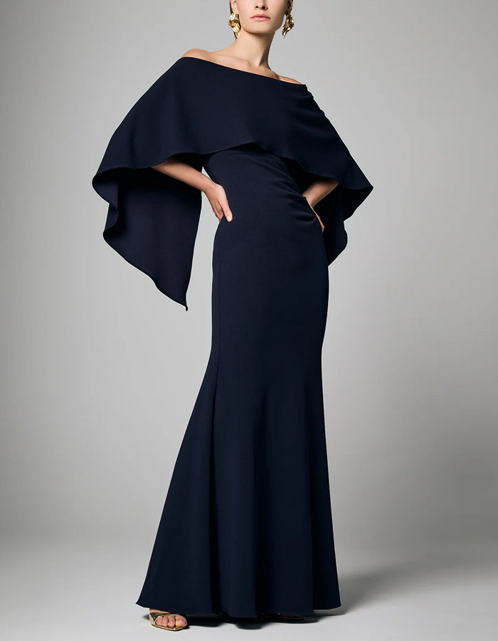 Vestido largo azul marino con hombros descubiertos