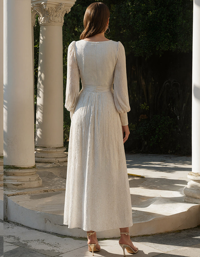 Milchweißes Midikleid mit goldplattiertem drapiertem Ausschnitt  