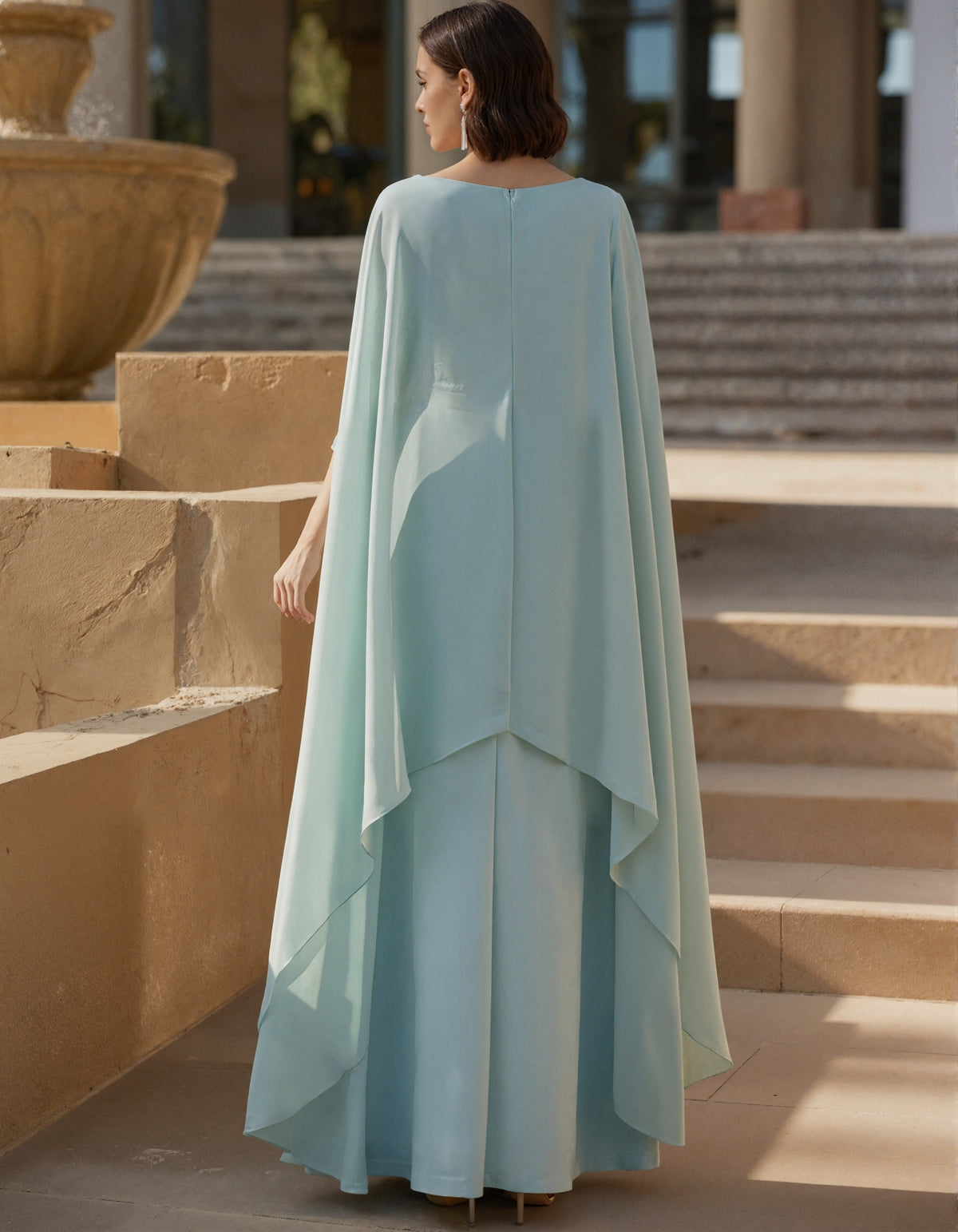 Robe maxi bleu clair en dentelle avec cape fendue