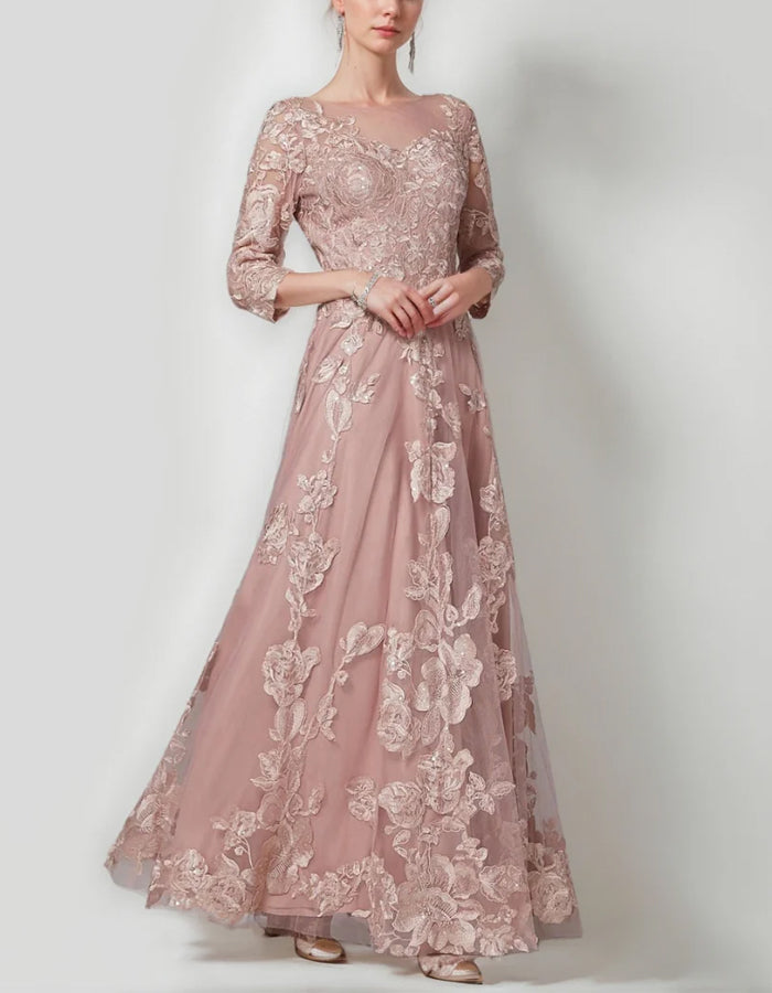 Abito lungo in pizzo e rete rosa tenue