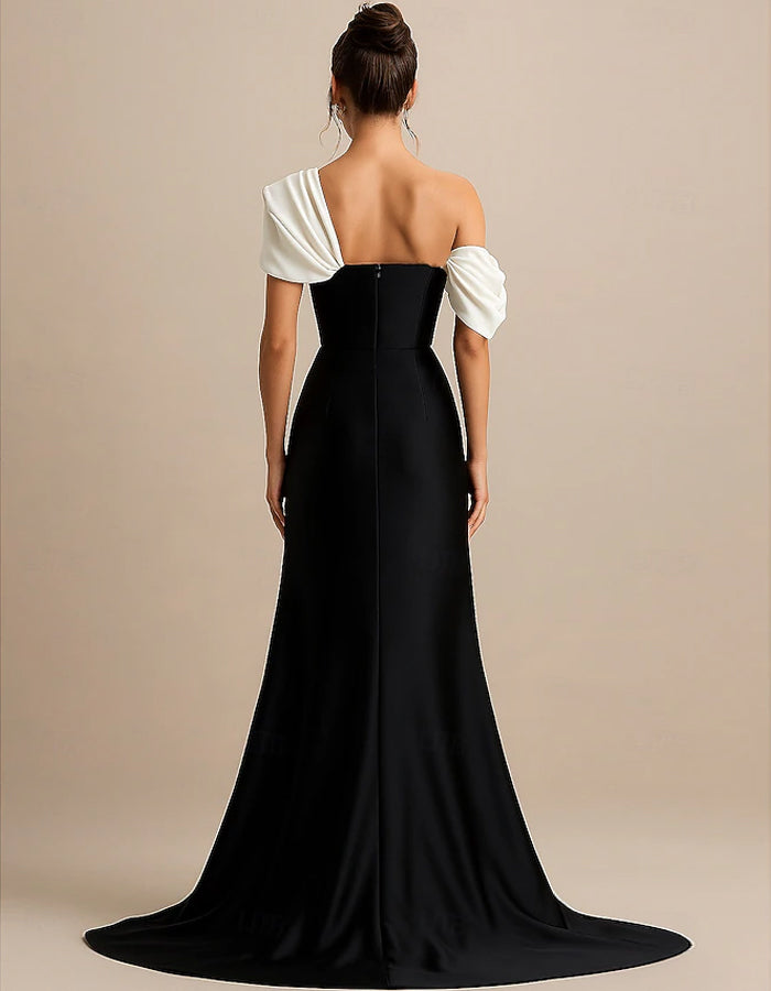 Vestido maxi con tren y bloque de color blanco y negro de un solo hombro