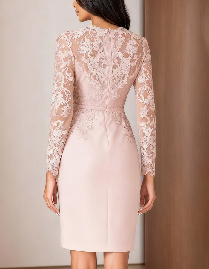 Mini-robe en satin rose bordée de dentelle