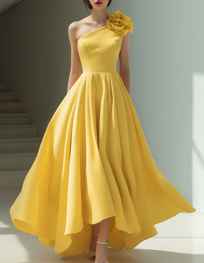 Vestido maxi amarillo de satén con adorno floral en el hombro