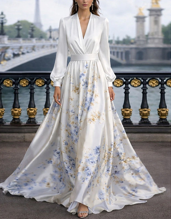 Maxikleid aus hellblauem Satin mit Blumenmuster