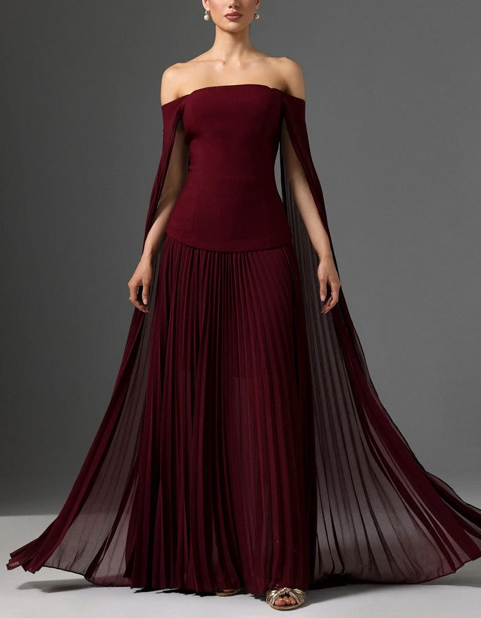Vestido maxi burdeos con capa off shoulder y pliegues de gasa