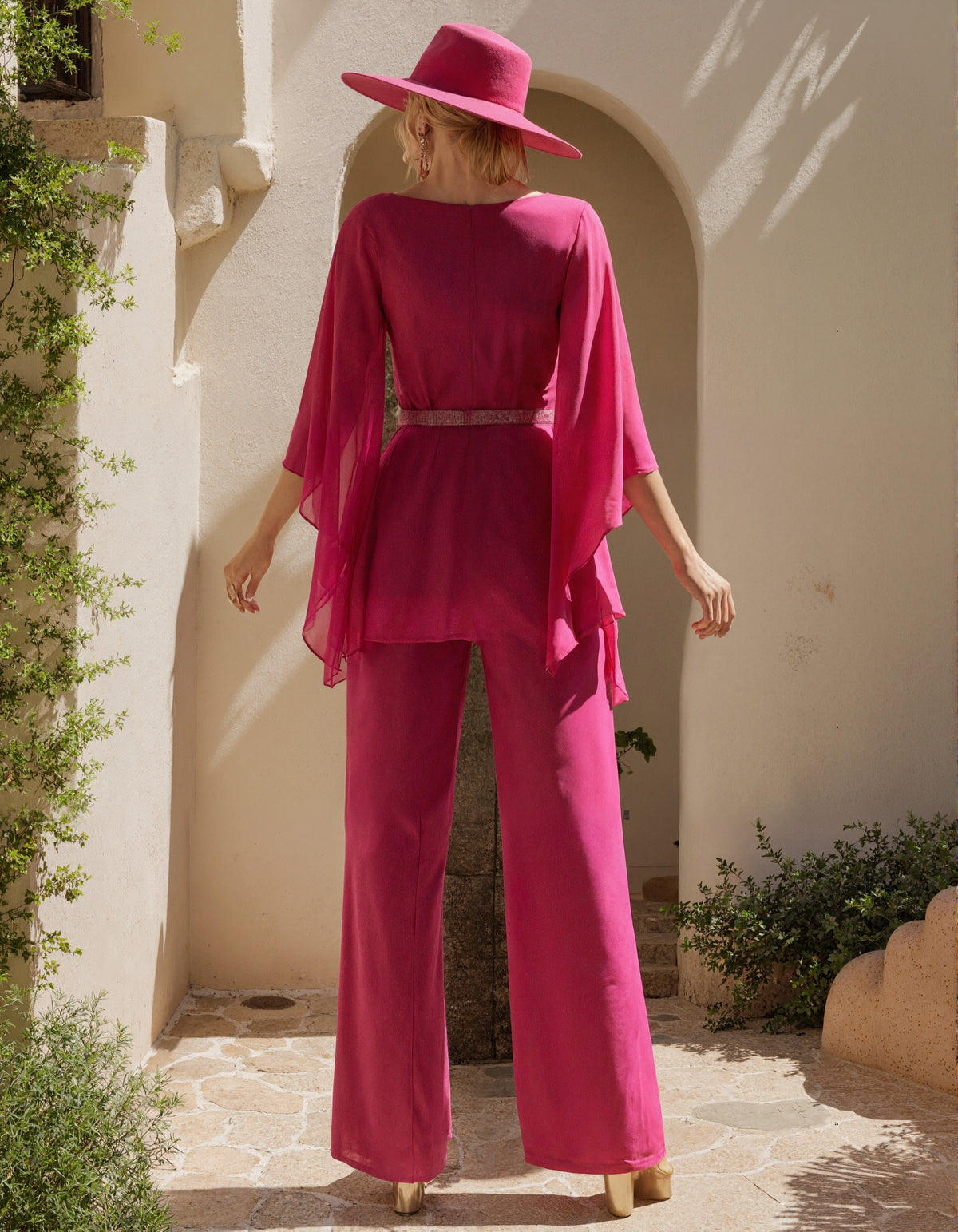 Mono rojo rosa de gasa con chal y pierna ancha