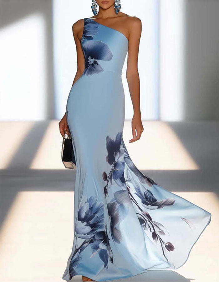 Vestido Maxi em Cetim Azul Claro com Estampa Floral em Estilo Tinta, Ombro Caído e Cauda de Peixe