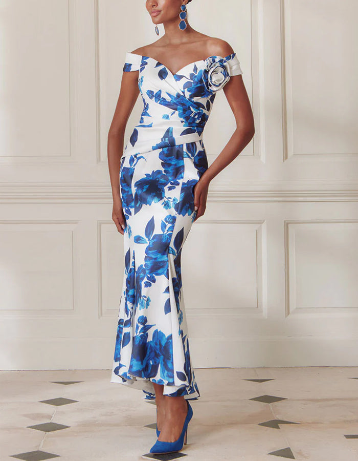 Vestido midi de satén blanco y azul con estampado floral, escote off shoulder y cola de pez