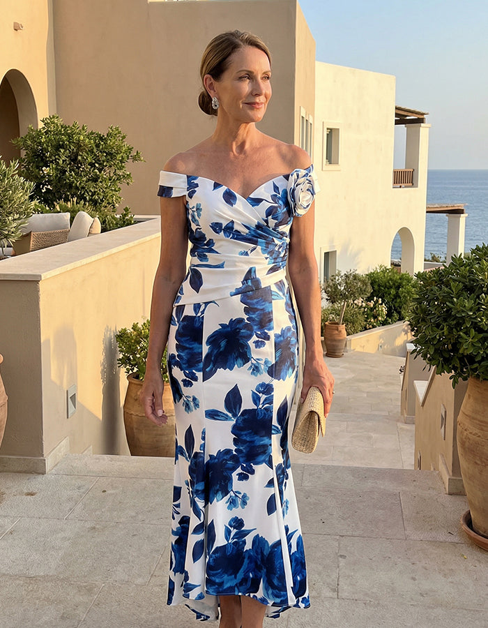 Abito midi a coda di pesce in raso bianco e blu con stampa floreale e spalle scoperte