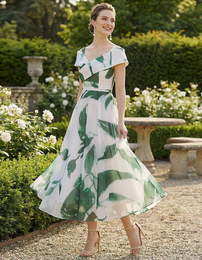 Midikleid mit weißem Hintergrund und grünen Blumen