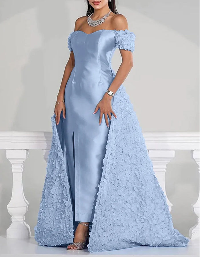 Maxikleid aus einfarbigem Satin mit dreidimensionalen Blumen und Schleppe  