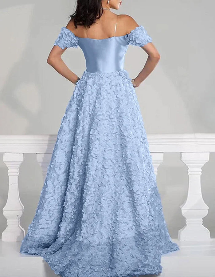 Maxikleid aus einfarbigem Satin mit dreidimensionalen Blumen und Schleppe  