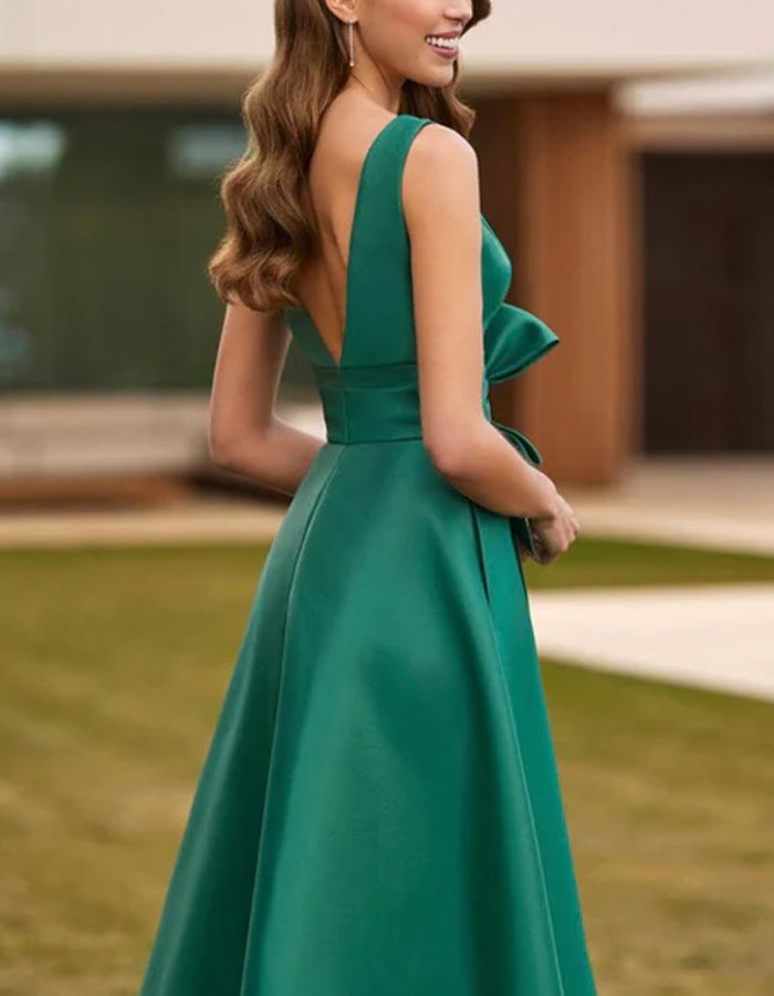 Vestido maxi de satén de color sólido con escote profundo en V, lazo y abertura alta