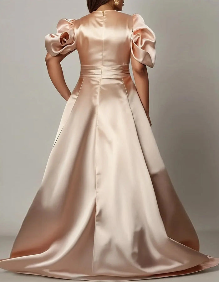 Maxikleid aus champagnerfarbenem Goldsatin mit 3D-Blütenärmeln und Schleppe  