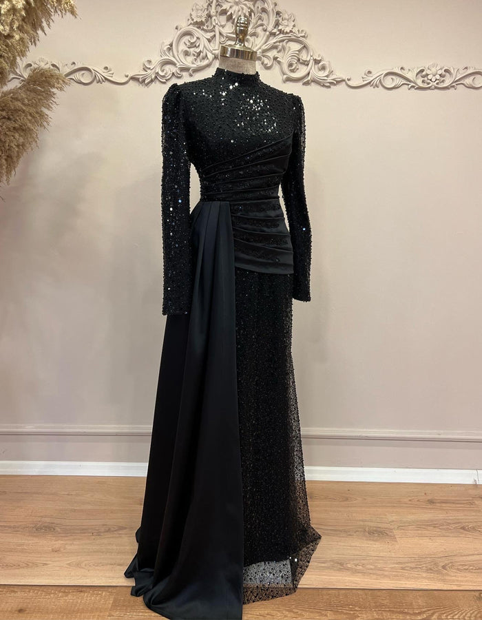 Maxikleid aus einfarbigem, perlenbesetztem Satin mit hohem Kragen, langen Ärmeln und Schleppe  