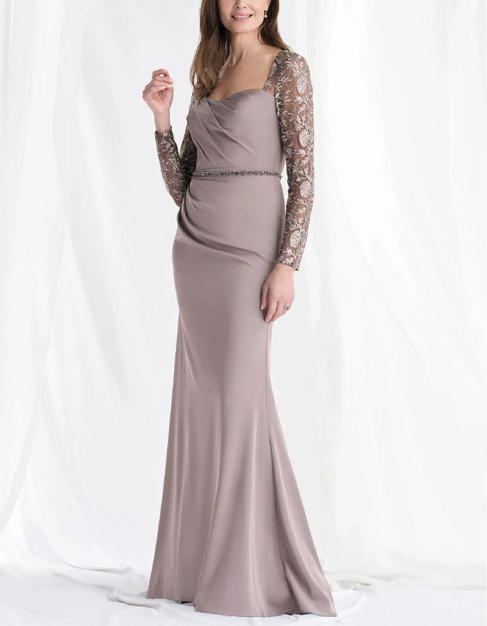 Hellkaffeebraunes Satin-Maxikleid mit Spitze, langen Ärmeln und Fischschwanz