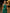 Robe longue en satin vert scintillant à une épaule, torsadée avec traîne