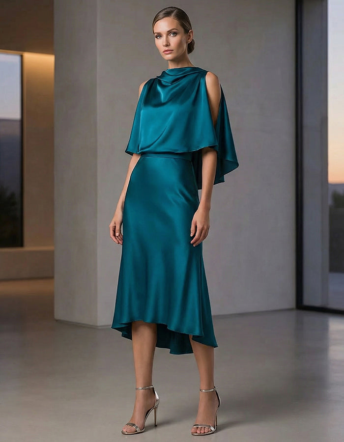Pfauenblaues, schimmerndes Satin-Midikleid mit Cape und Fischschwanzkragen