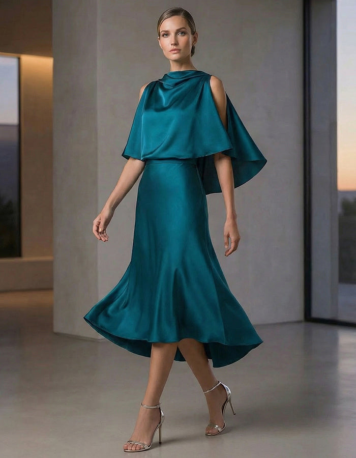 Pfauenblaues, schimmerndes Satin-Midikleid mit Cape und Fischschwanzkragen