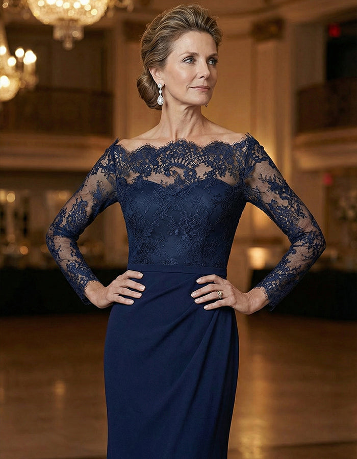 Abito lungo in raso blu navy con rifiniture in pizzo e gonna a sirena