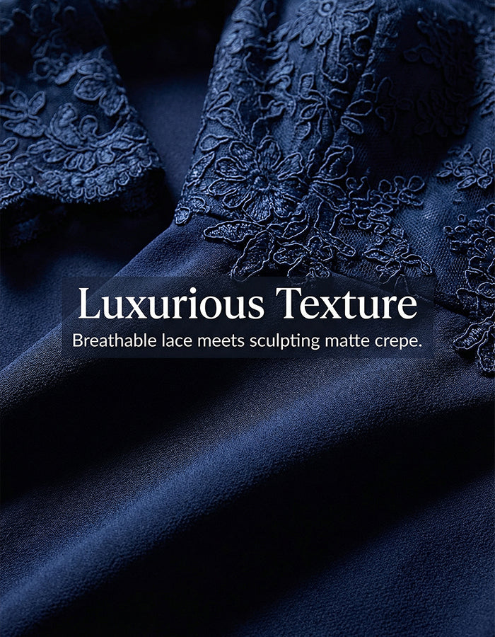 Abito lungo in raso blu navy con rifiniture in pizzo e gonna a sirena