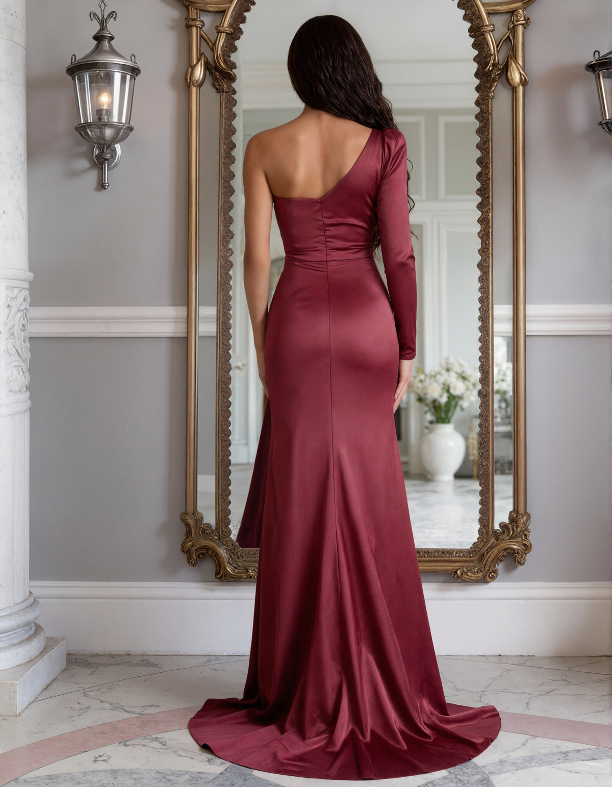 Robe longue en satin rouge vin à une épaule et jupe queue de poisson