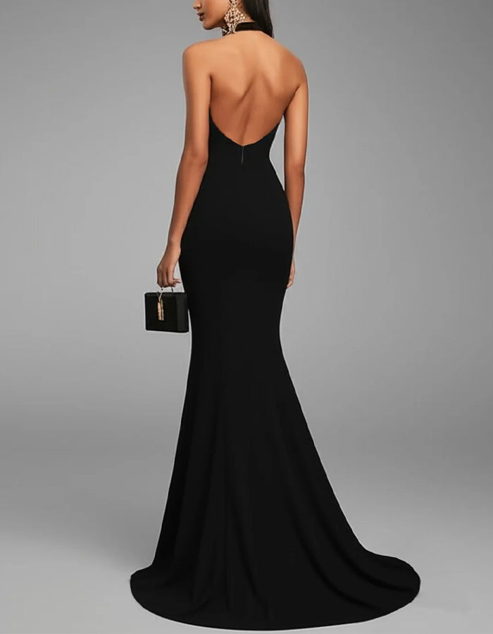 Abito lungo nero con collo halter, scollo a V e spacco alto a gonna a sirena
