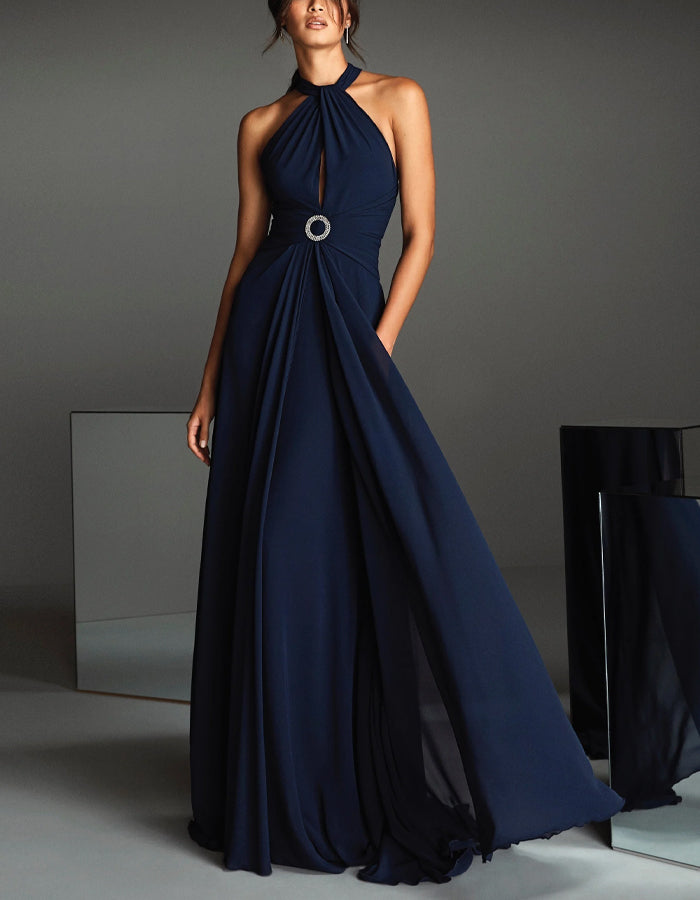 Vestido maxi chiffon azul marinho com decote halter, cinto de cintura com pedras brilhantes