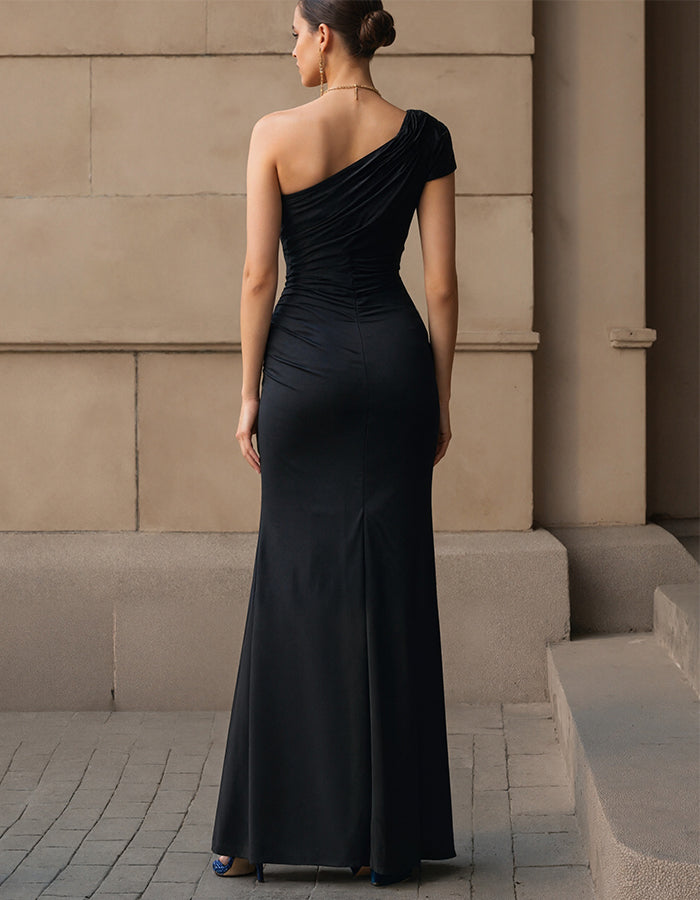 Vestido maxi preto com um ombro, drapeado elástico, nó e racha alta