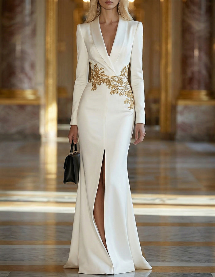 Vestido maxi cetim branco com decote em V profundo, bordado dourado de ramos e racha alta