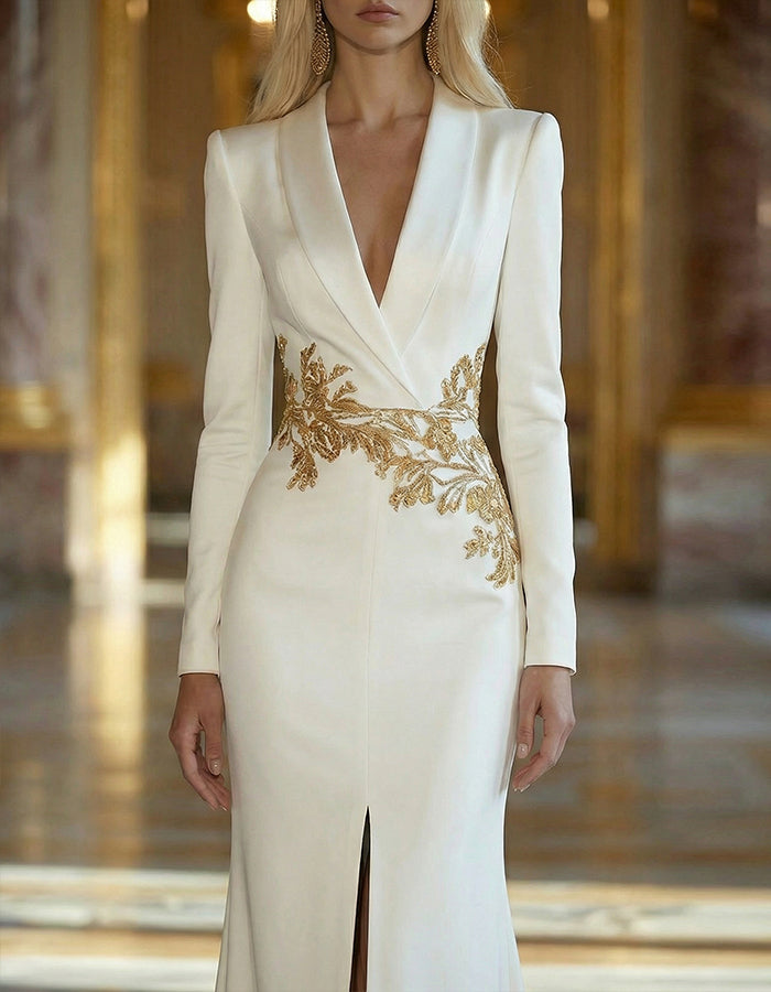 Weißes Satin-Maxikleid mit tiefem V-Ausschnitt, goldener Zweigstickerei und hohem Schlitz