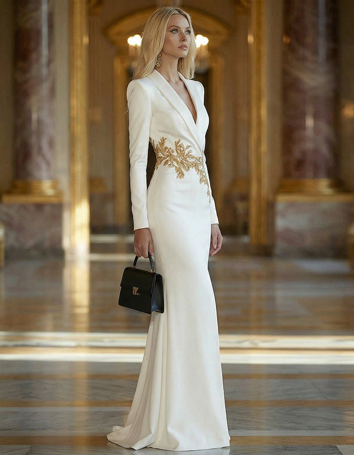Robe longue en satin blanc, décolleté en V profond avec broderie de branches dorées et fente haute