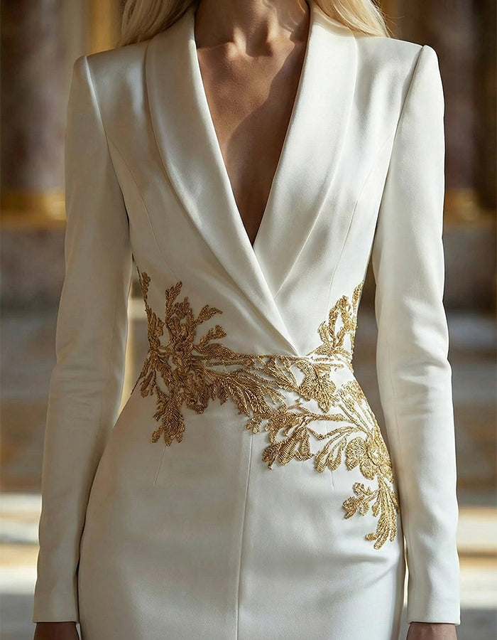 Robe longue en satin blanc, décolleté en V profond avec broderie de branches dorées et fente haute