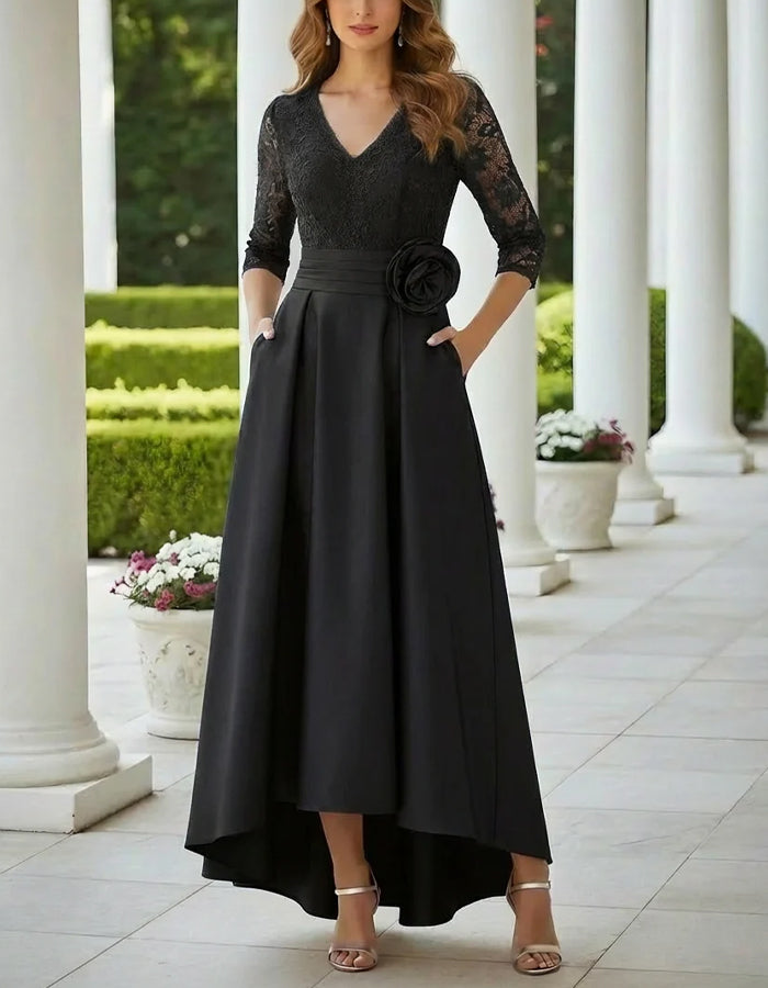 Maxikleid aus einfarbigem Satin mit Spitzenbesatz und 3D-Blumenverzierung