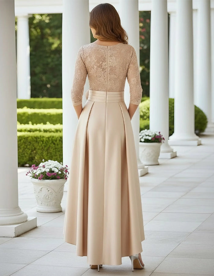 Maxikleid aus einfarbigem Satin mit Spitzenbesatz und 3D-Blumenverzierung