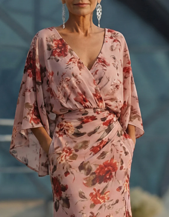 Robe maxi plissée en mousseline à manches chauve-souris et motif floral rose