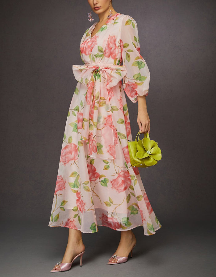 Vestido largo de chifón con estampado de rosas en rosa claro y manga larga